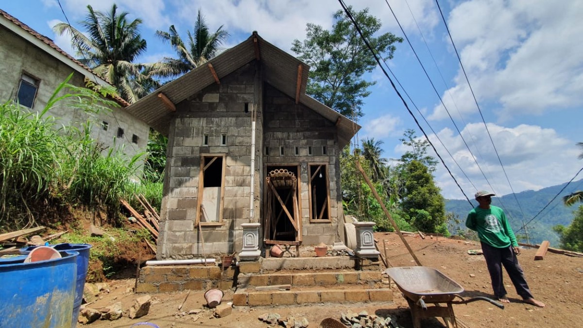 PLN Nusantara Power UP Pacitan membangun tiga RTLH berbahan FABA (Foto: PJB for jatimnow.com)