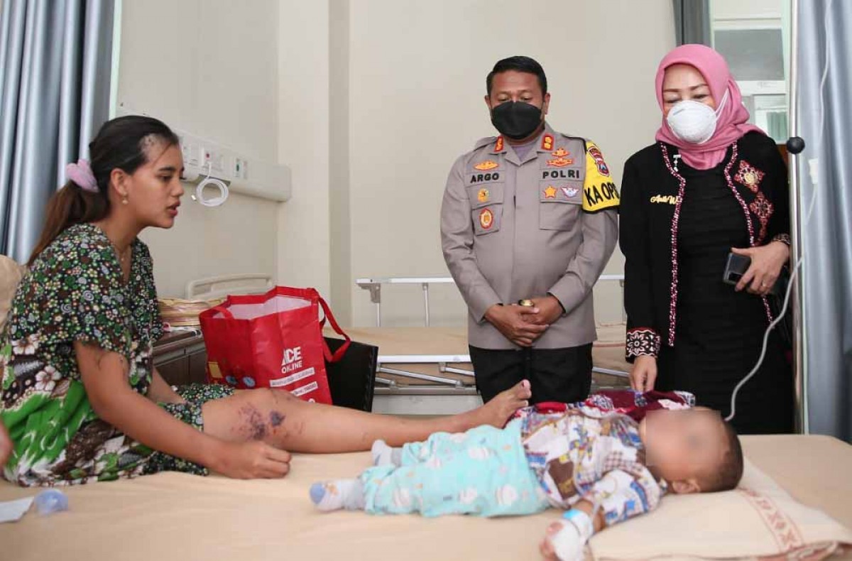 Kapolres Blitar Kota, AKBP Argowiyono saat menjenguk bayi korban ledakan. (Foto: Bramanta Pamungkas/jatimnow.com)