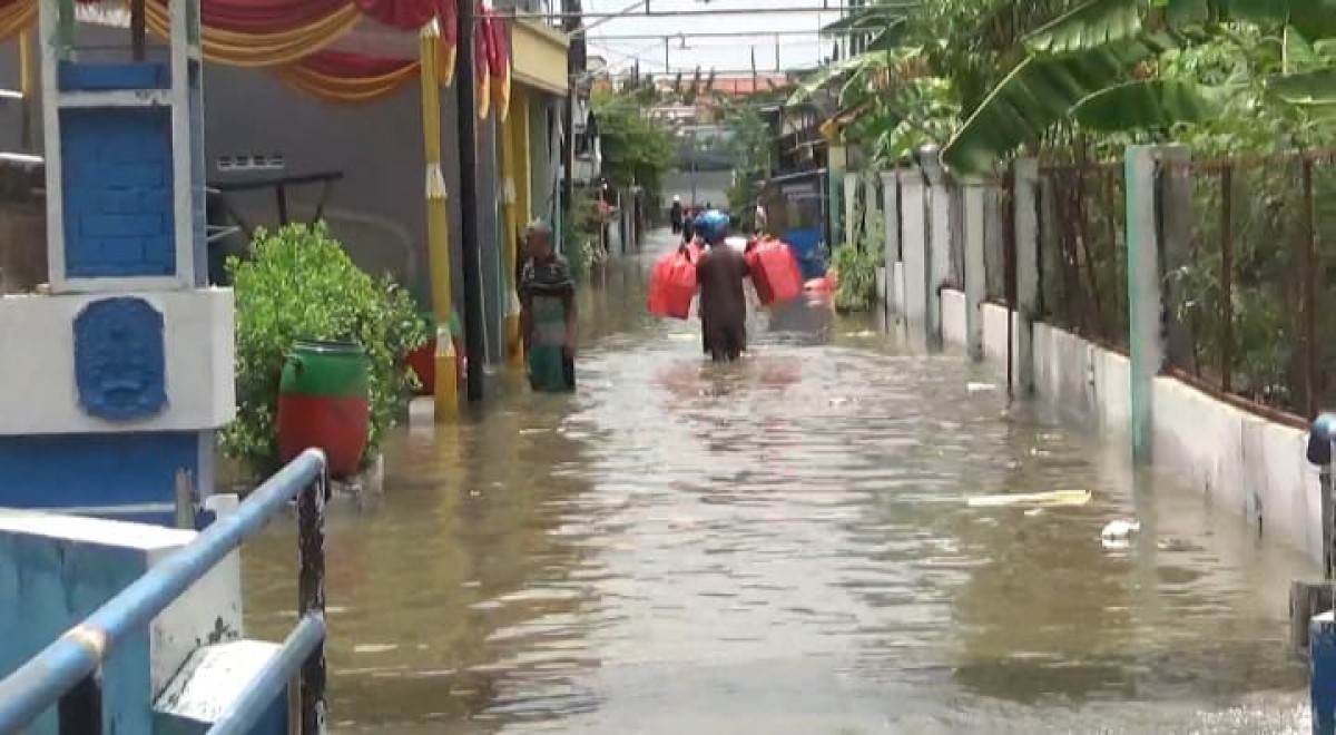 Banjir yang merendam Dusun Pulo Gentengan, Desa Pulo Lor, Kacamatan Sumobito (Foto: Elok Pribadi/jatimnow.com)