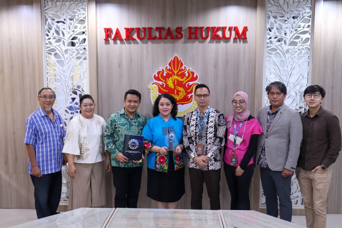 Jajaran Fakultas Hukum Ubaya saat menerima penghargaan dari Hukumonline melalui Top Law School for Law Firm Leaders Ranking 2022 (Foto: Elen for jatimnow.com)