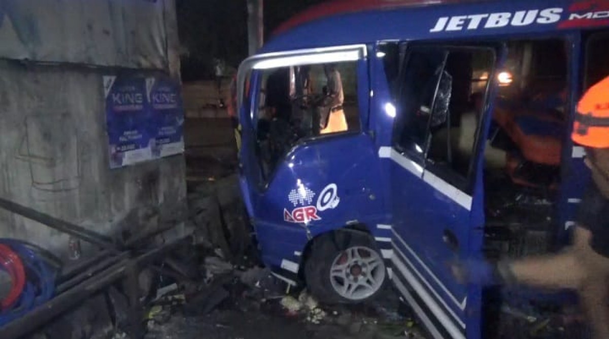 Kendaraan Elf rombongan peziarah wali yang mengalami kecelakaan. (Foto: Elok Aprianto/jatimnow.com)