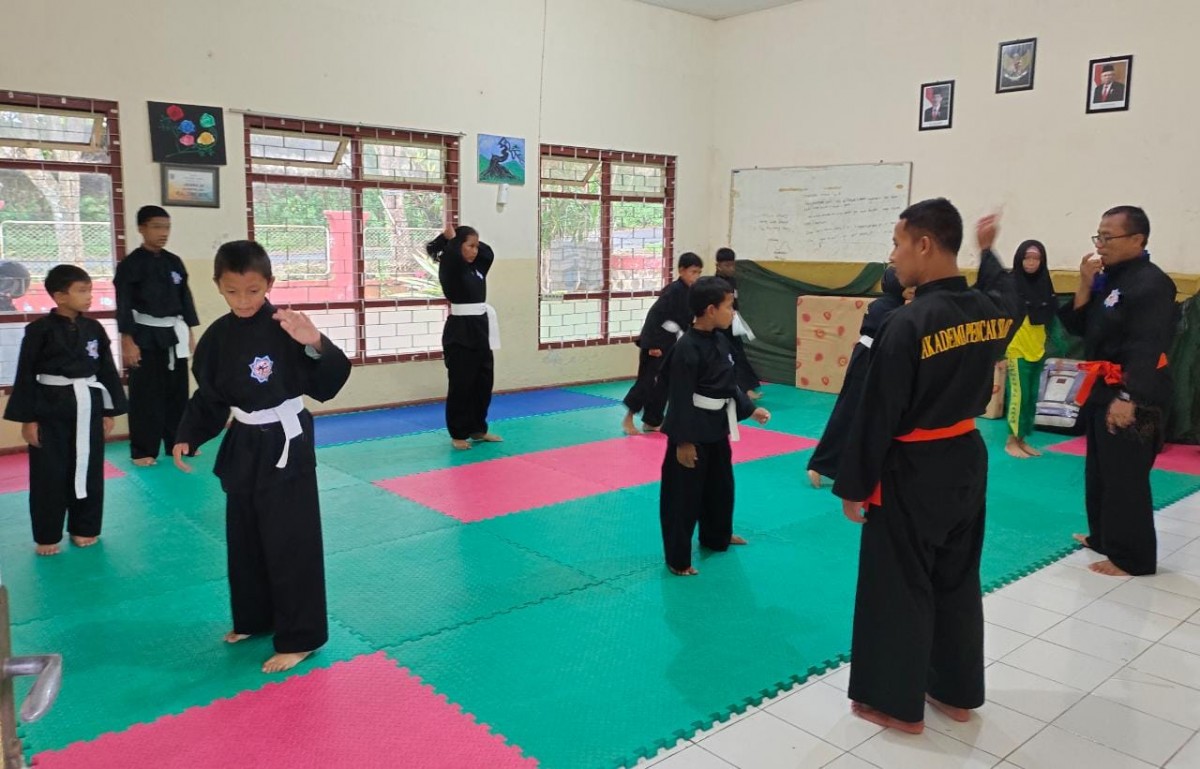 Para murid berlatih di APS. (Foto: Galih Rakasiwi/jatimnow.com)