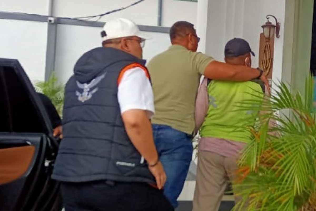 Tim Tabur saat meringkus Zulkifli. (Foto: Kasi Intelijen Kejari Kabupaten Mojokerto for jatimnow.com)