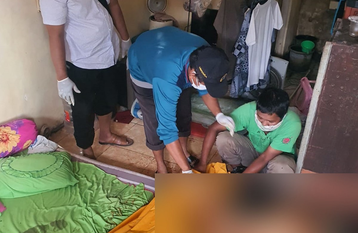 Evakuasi jenazah kakek asal Jombang di Sidoarjo (Foto: Imam for jatimnow.com)