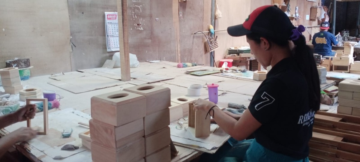 Pengrajin kayu di Kota Batu. (Foto: Galih Rakasiwi/jatimnow.com)