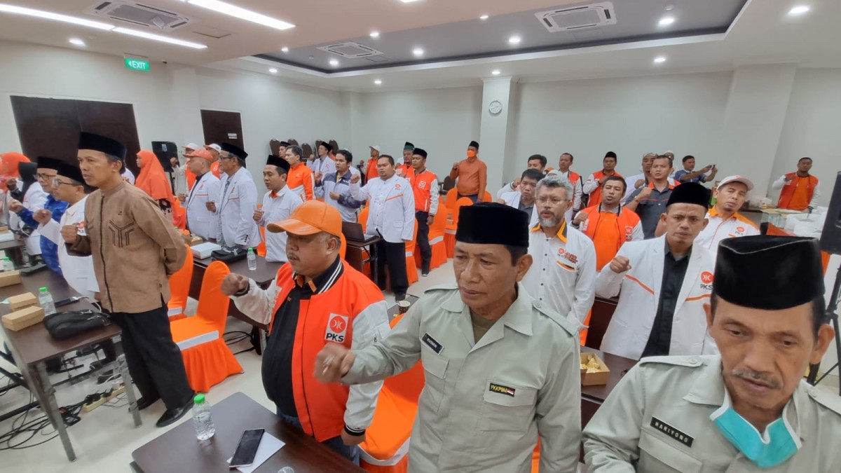 DPW PKS Jatim turut menyaksikan deklarasi Capres Anies Baswedan secara hybrid. (Foto: Humas PKS Jatim)