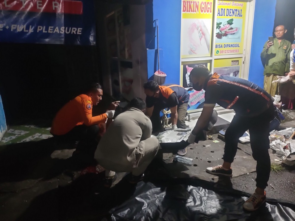 Petugas mengevakuasi korban kecelakaan tunggal. (Foto: BPBD Surabaya for jatimnow)