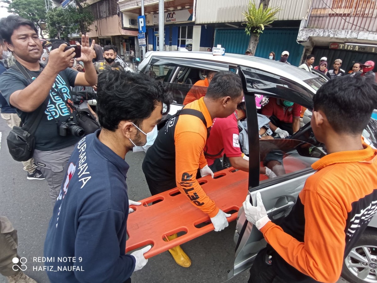 Petugas saat melakukan evakuasi korban. (Foto: BPBD Surabaya for Jatimnow)
