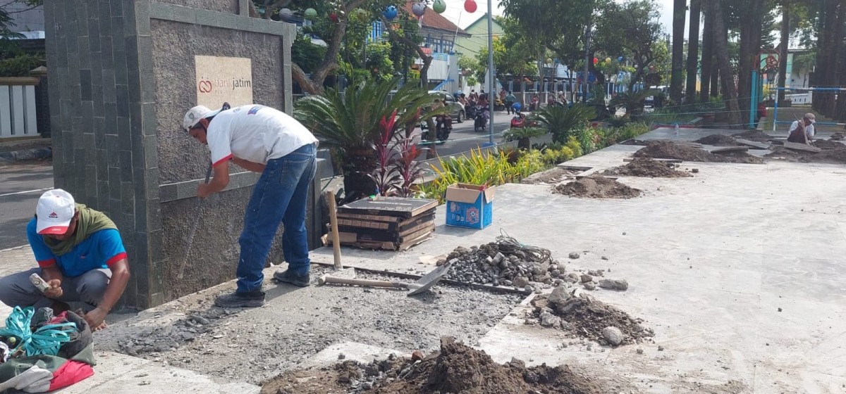 Podium upacara saat diperbaiki tim dari Bank Jatim. (Foto: Elok Aprianto/jatimnow.com)