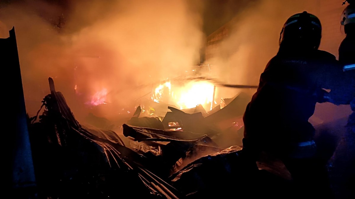 Pabrik pembuatan kerupuk di Jalan Jelidro II, Manukan, Surabaya yang terbakar. (Foto: BPBD Kota Surabaya for jatimnow.com).