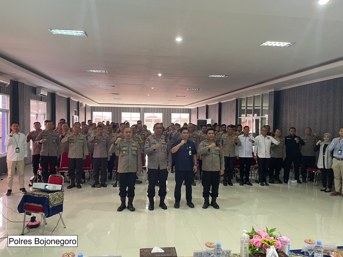 Kapolres Bojonegoro AKBP Rogib Triyanto dan Kepala Kantor BPJamsostek Cabang Bojonegoro Iman M Amin bersama sejumlah PJU dan Kapolsek (Foto: Ade for jatimnow.com)