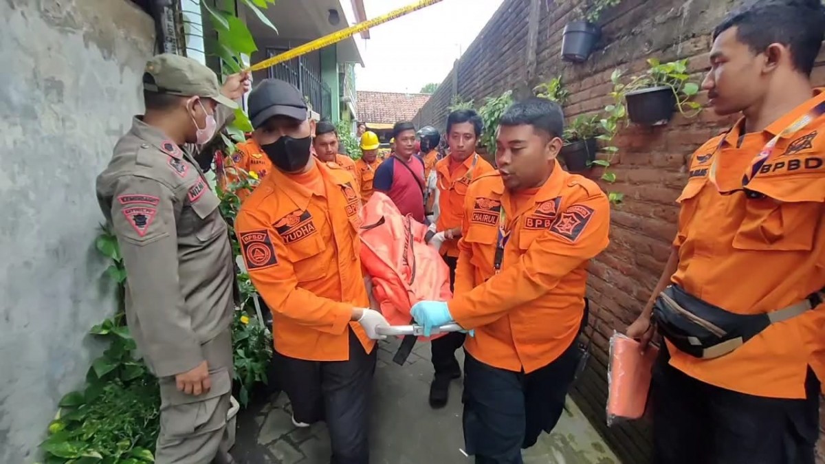 Evakuasi jenazah lansia yang ditemukan meninggal dalam rumah di Surabaya (Foto: Putro/jatimnow.com)
