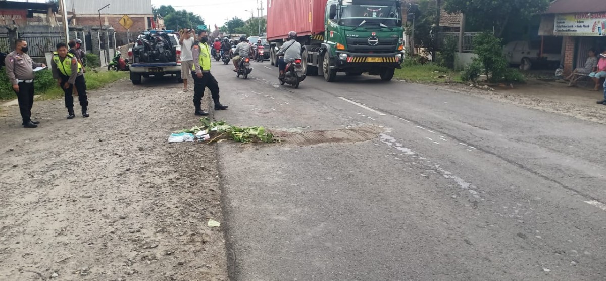 Polisi saat melakukan olah tempat kejadian perkara kecelakaan. (Foto: Satlantas Polres Mojokerto for jatimnow.com)