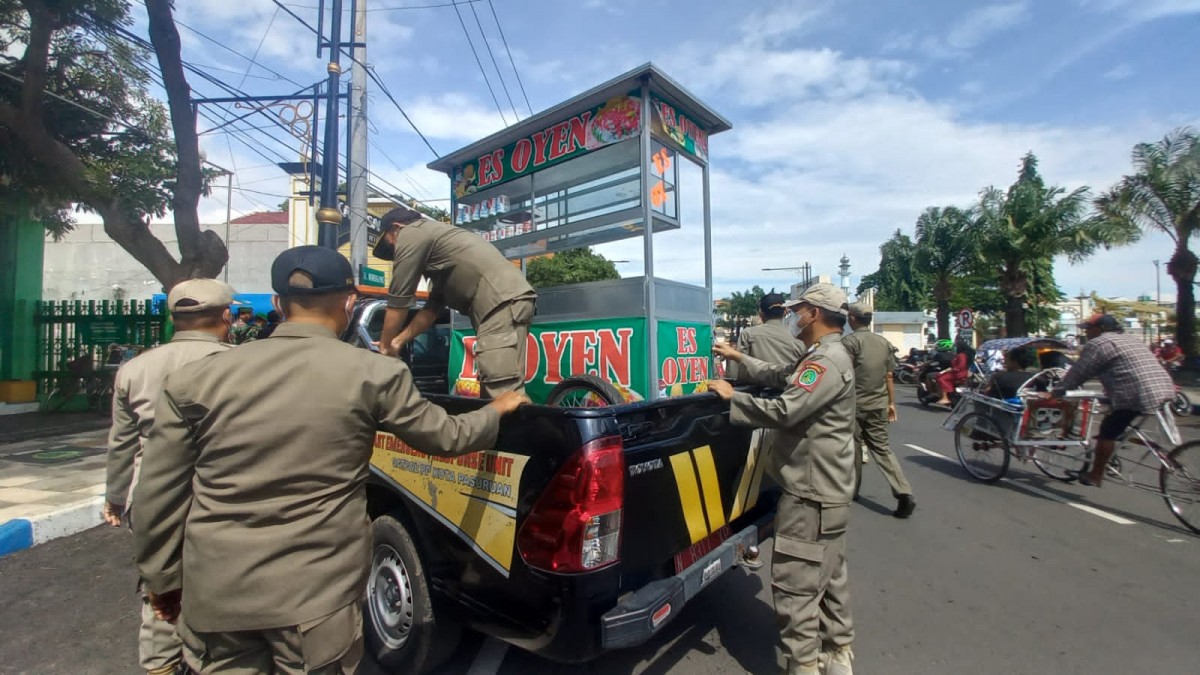 Satpol PP Tertibkan PKL di Jalan Wiroguno Kota Pasuruan
