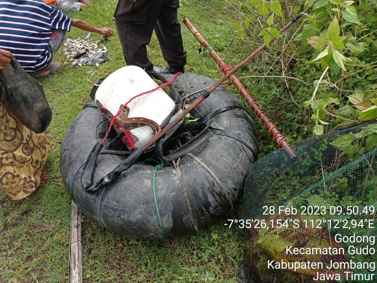 Pencari Ikan di Jombang Tewas Tersengat Alat Setrumnya Sendiri