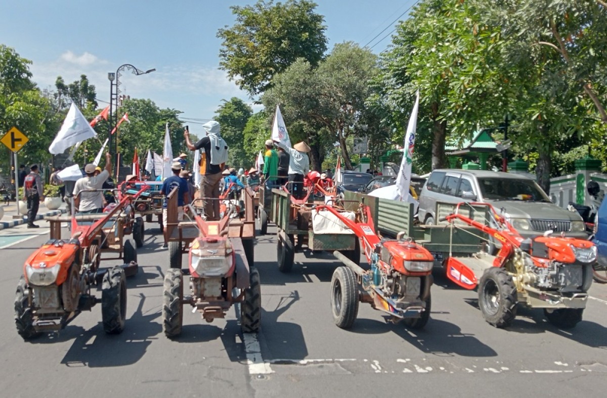 Banjir Driyorejo 1 Meter, Puluhan Petani Bawa Traktor, Pemain Persik Kelelahan
