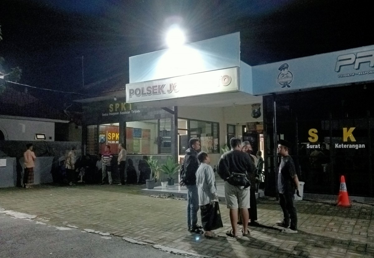 Warga Dusun Meduran, Desa Ngumpul, Kecamatan Jogoroto, Kabupaten Jombang saat mendatangi polsek setempat (Foto: Elok Pribadi/jatimnow.com)