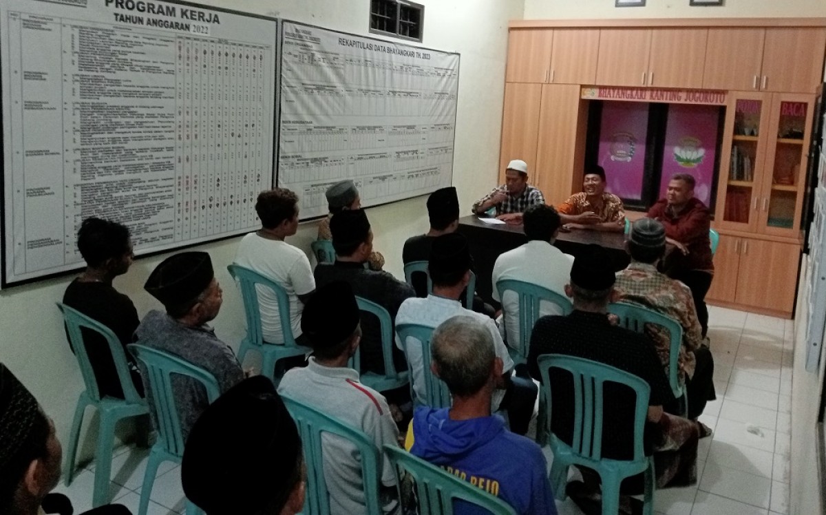 Mediasi antara warga Dusun Meduran, Desa Ngumpul, Kecamatan Jogoroto bersama pemilik pengolahan limbah slag aluminium di Polsek Jogoroto. (Foto: Elok Aprianto/jatimnow.com)