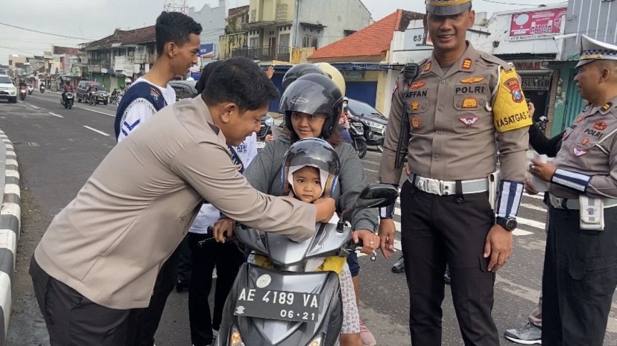 Disangka akan Ditilang, Eh...Malah Diberi Helm Kapolres Ponorogo