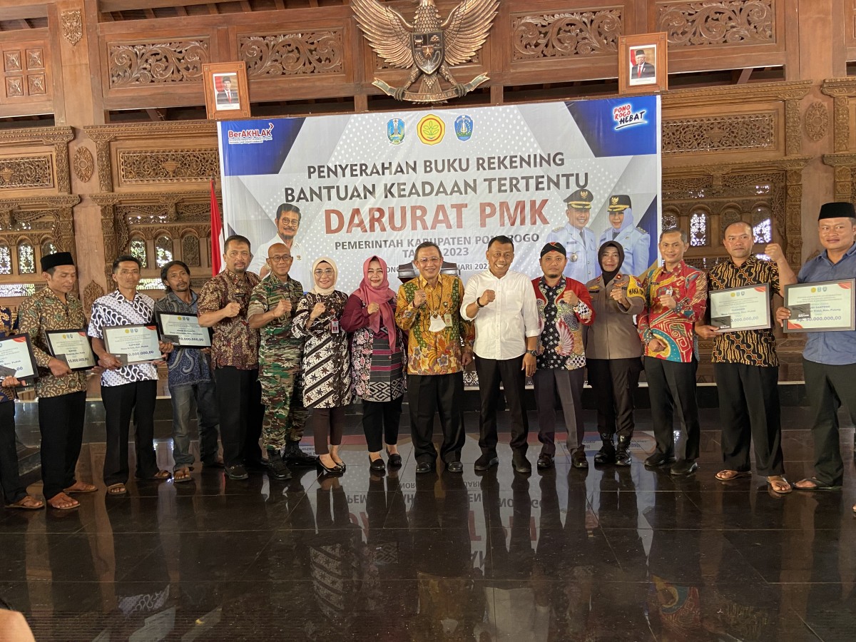 Penyerahan bantuan kepada peternak yang terdampak PMK di Ponorogo (Foto: Humas Pemkab Ponorogo)