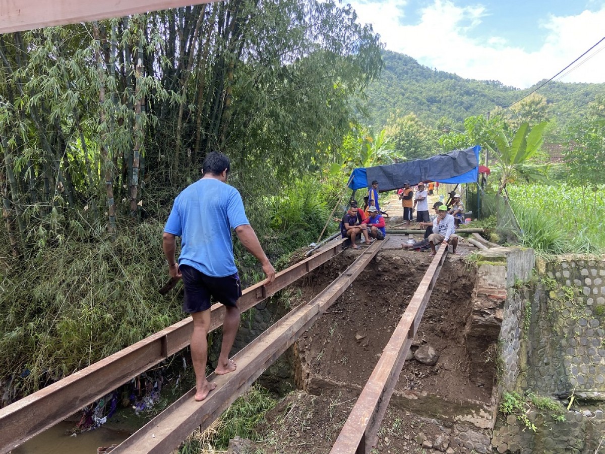 Jembatan Dukuh Karangsengon Ponorogo putus total. (Foto: Ahmad Fauzani/jatimnow.com)