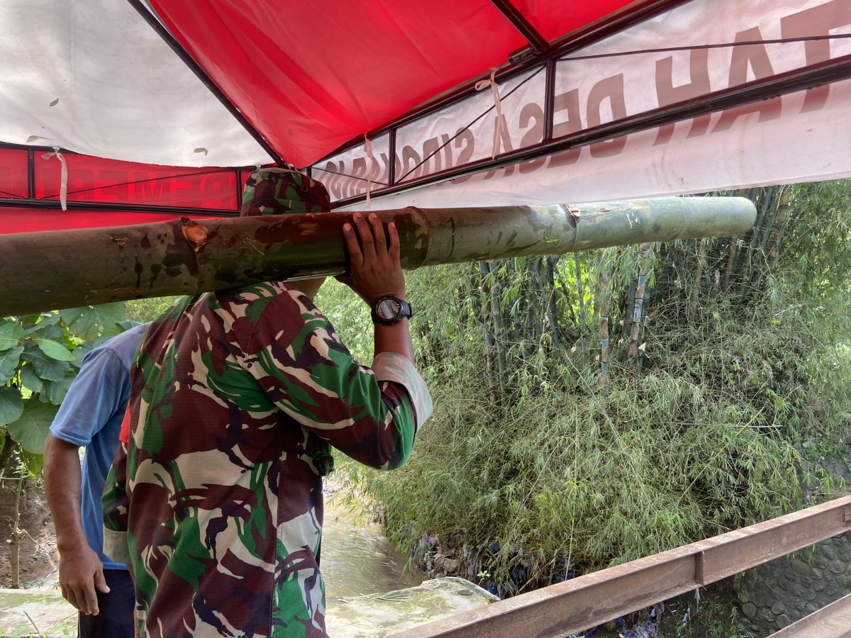 Pembangun jembatan darurat di Dukuh Karangsengon, Desa Sidoharjo, Kecamatan Jambon, Kabupaten Ponoorogo (Foto: Ahmad Fauzani/jatimnow.com)