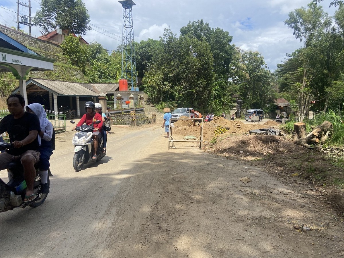 Jalur Ponorogo-Pacitan yang tinggal seperempat jalan menggu akan sistem buka tutup. (Foto: Ahmad Fauzani/jatimnow.com)