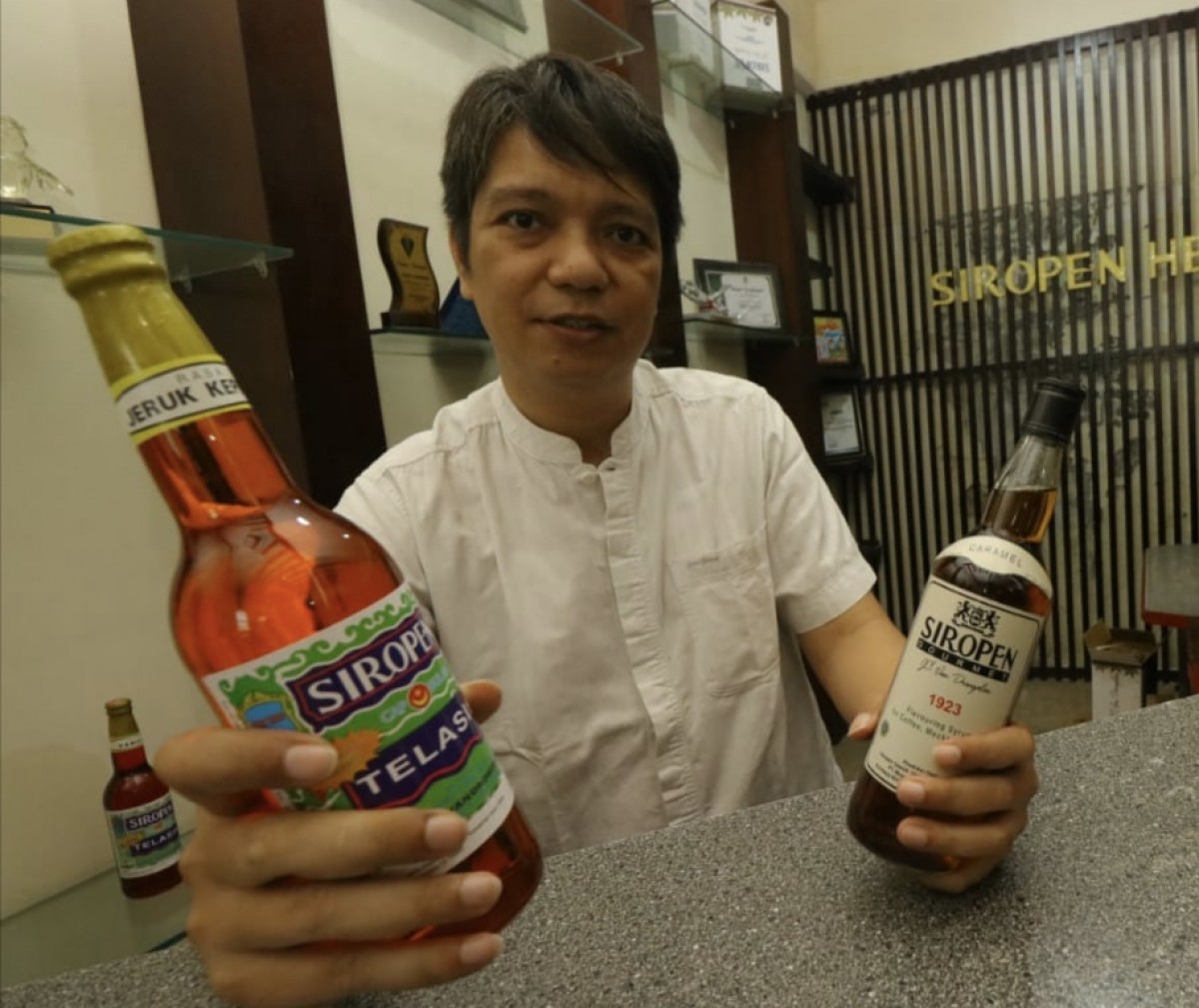 Laode Muhammad Alfianian Zaadi, pengelolah Sirup Siropen saat menunjukkan sirup dengan kemasan botol, yang merupakan minuman para bangsawan sejak zaman Belanda. (Foto-foto: Zain Ahmad/jatimnow.com)