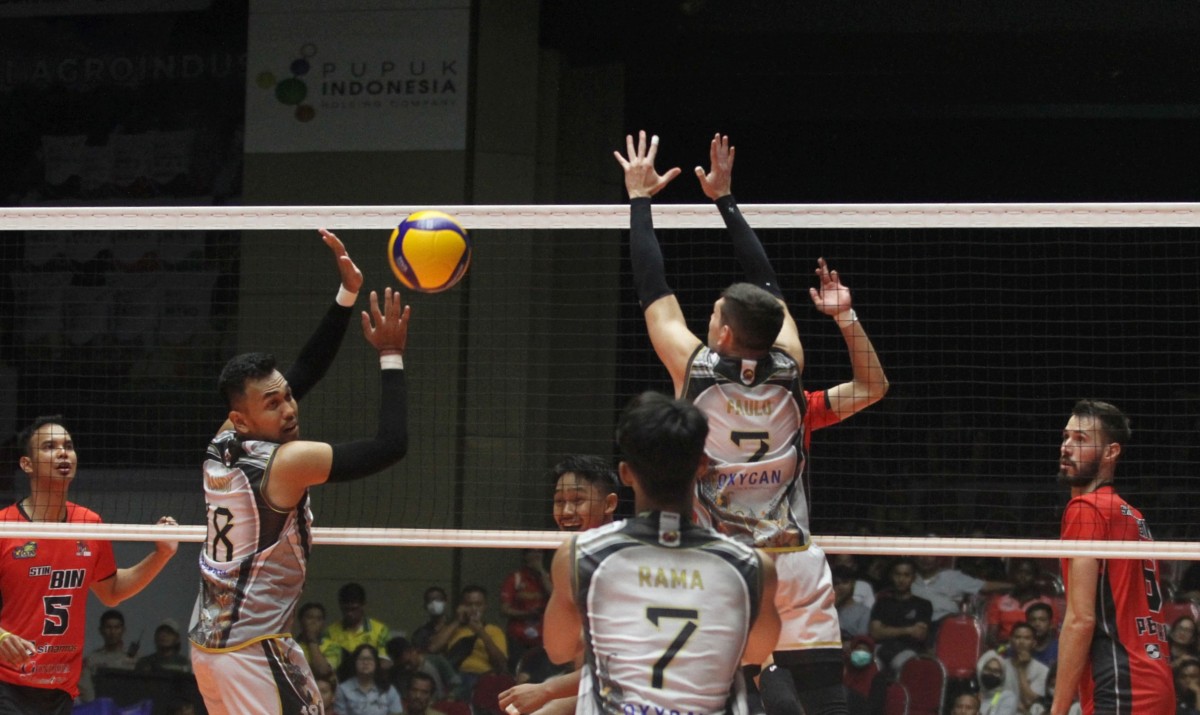Pertandingan Surabaya BIN Samator (putih) vs Jakarta STIN BIN di GOR Tri Dharma Petrokimia Gresik (Foto: Sahlul Fahmi/jatimnow.com)