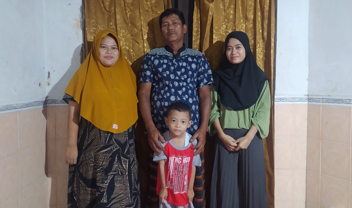 Kedua anak dan cucu Gufron tukang becak tambal jalan berlubang di Lamongan. (Foto : Adyad Ammy Iffansah/jatimnow.com)