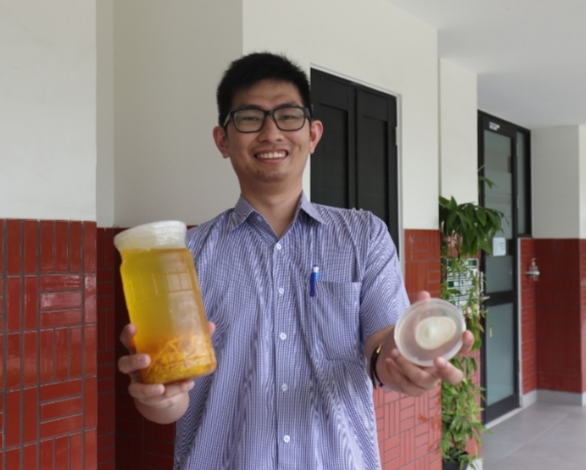 Dosen Fakultas Teknobiologi Ubaya, Johan Sukweenadhi menunjukan dan menjelaskan jamur Cordyceps yang sedang ditelitinya sebagai sumber pangan fungsional dan potensi bagi kesehatan (Foto: Elen for jatimnow.com)