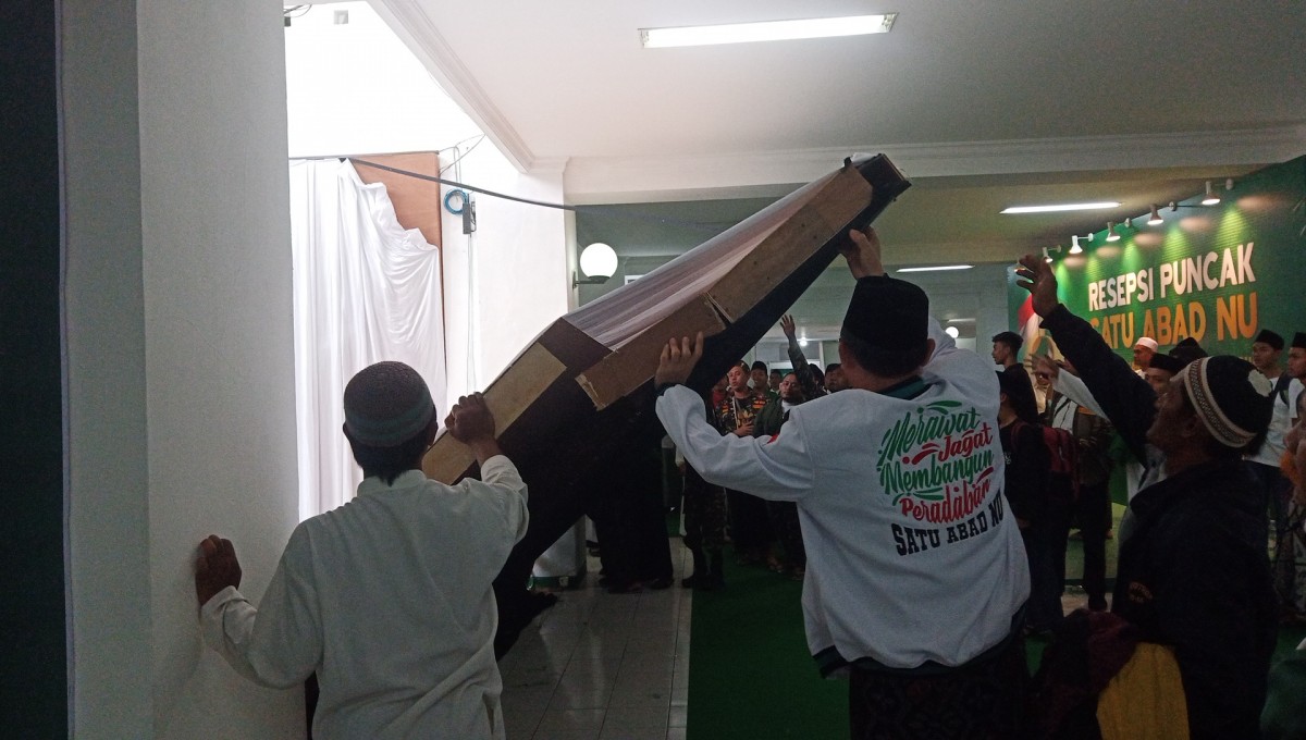 Papan ambruk di dalam venue 1 Abad NU. (Foto: Zainul Fajar/jatimnow.com)