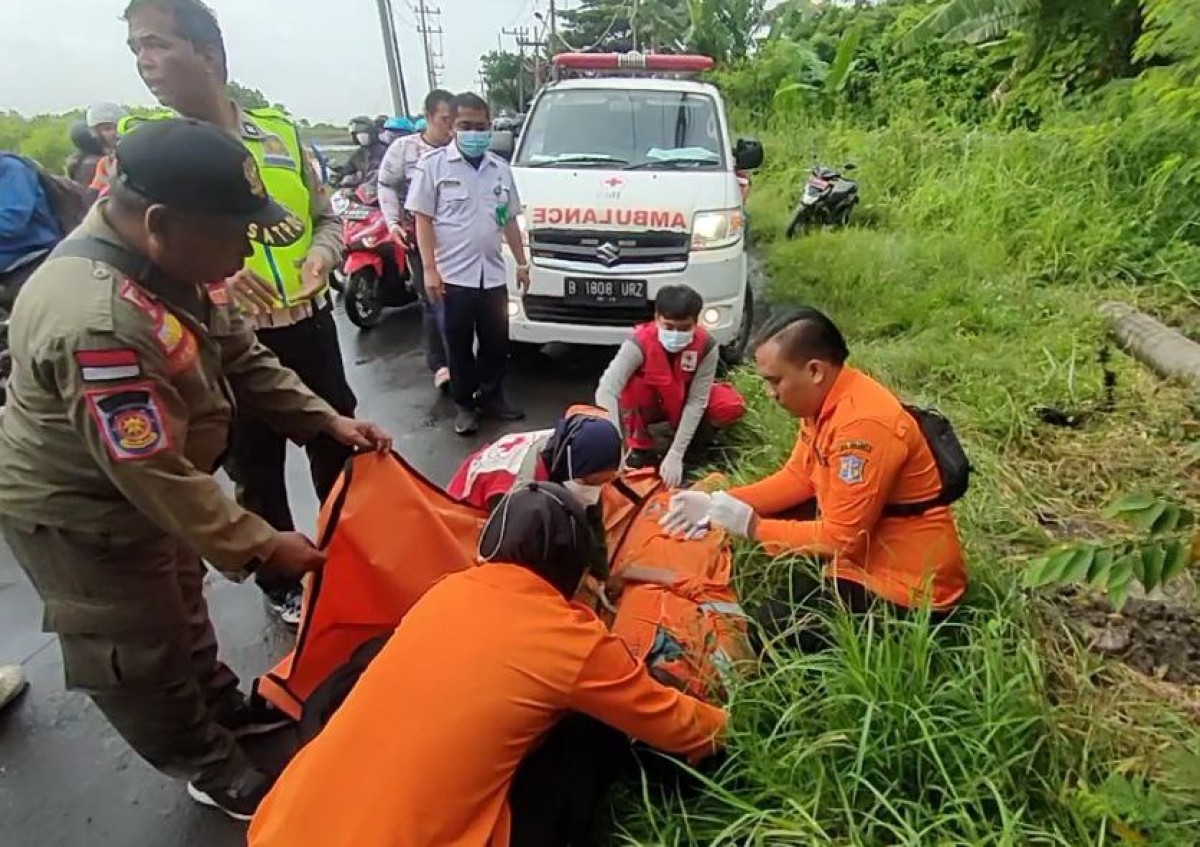 Evakuasi jenazah korban tabrak lari. (Foto: BPBD Kota Surabaya for jatimnow.com)