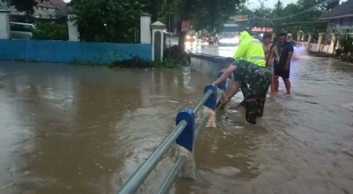 Hujan Deras Guyur Pasuruan, Rumah Warga hingga Kantor Polsek Grati Kebanjiran