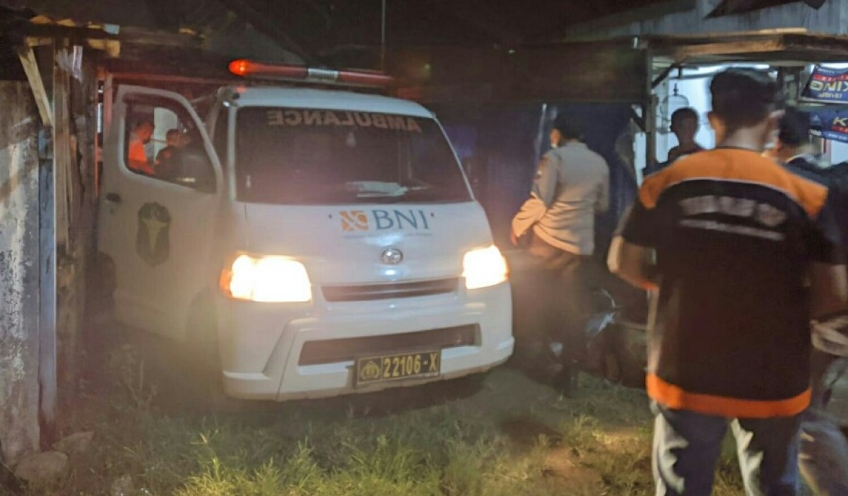 Proses pemulangan jenazah Supramono (42) warga Kelurahan Karangpacar Kecamatan/Kota Bojonegoro untuk dimakamkan. (Foto: Misbahul Munir/jatimnow.com)