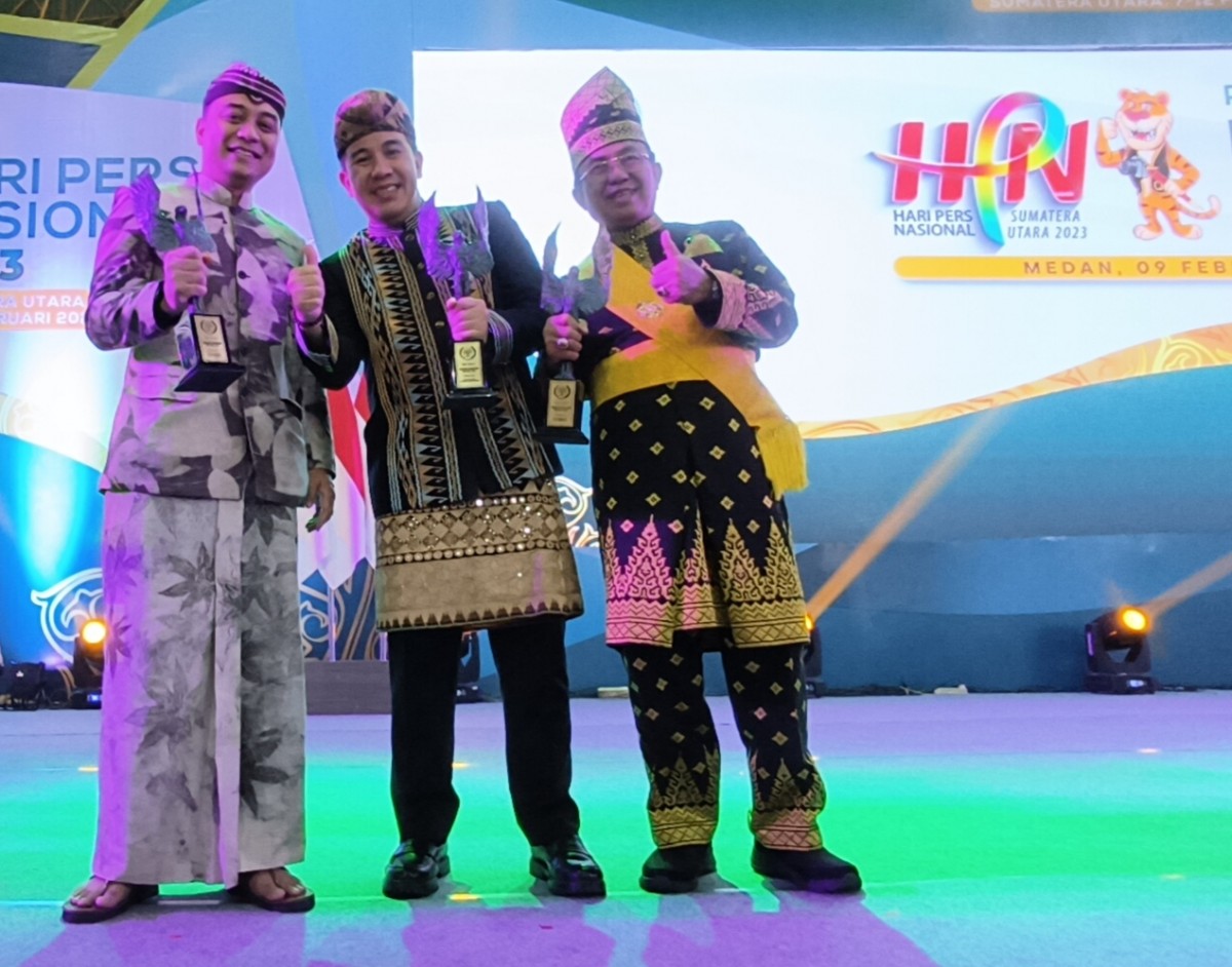 Wali Kota Surabaya, Eri Cahyadi saat menerima penghargaan di puncak peringatan HPN 2023 di Kota Medan, Sumatera Utara, Kamis (9/2/2023) - (Foto-foto: Pemkot Surabaya for jatimnow.com)