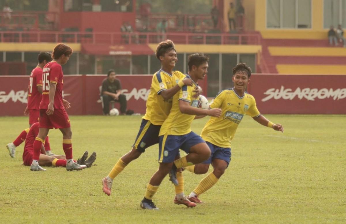 Pemain Gresik United melakukan selebrasi seusai mencetak gol ke gawang Selangor FC U-23 (Foto: Media Officer Gresik United)