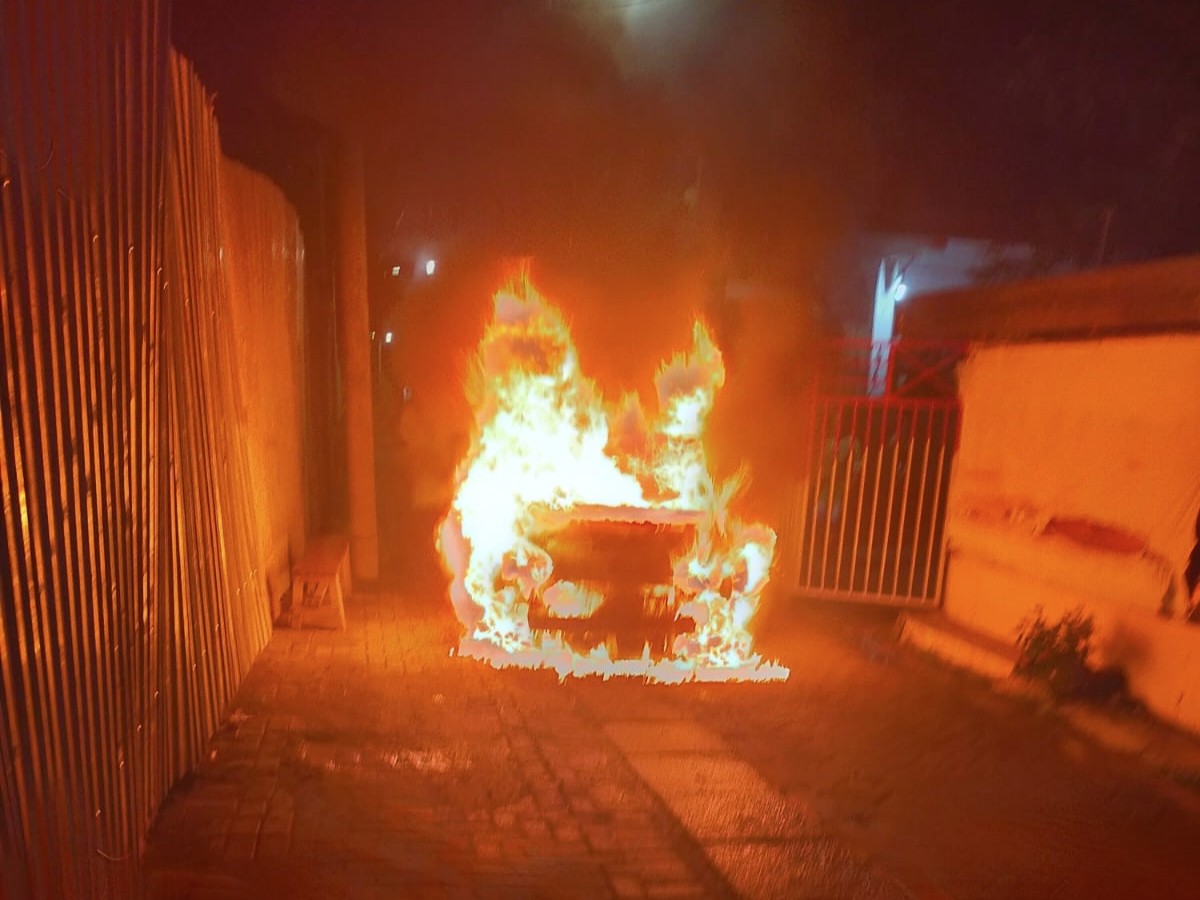 Mobil terbakar. (Foto: BPBD Surabaya)