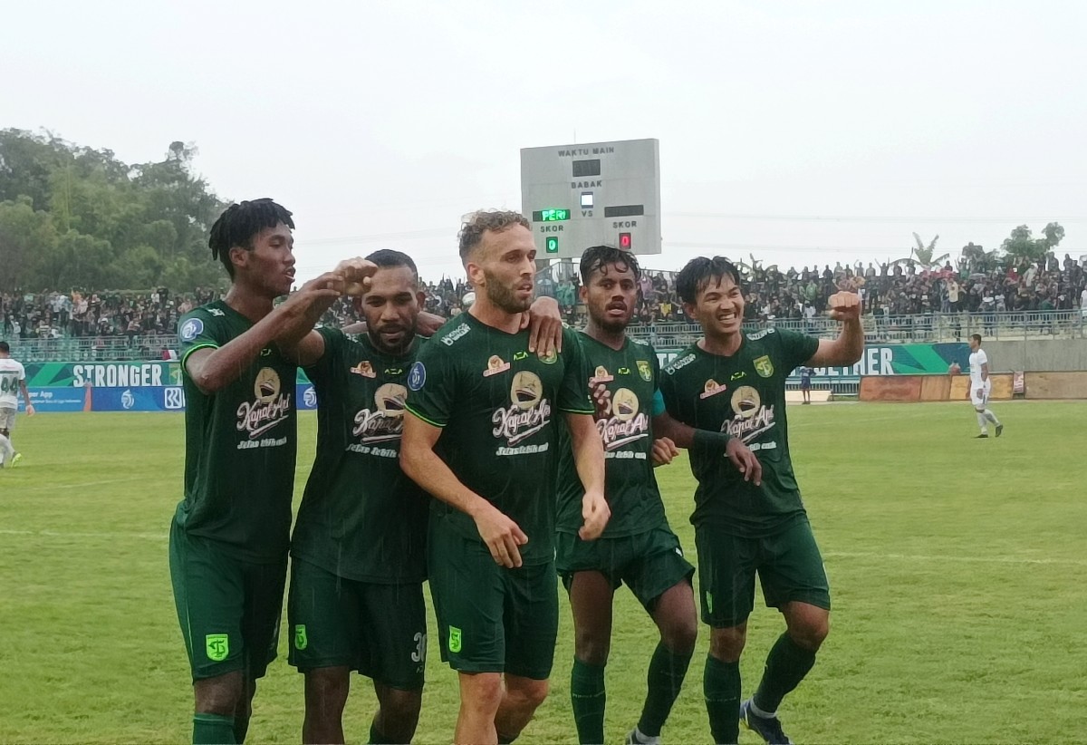 Ze Valente dkk melakukan selebrasi usai membobol gawang PSS Sleman (Foto: Sahlul Fahmi/jatimnow.com)