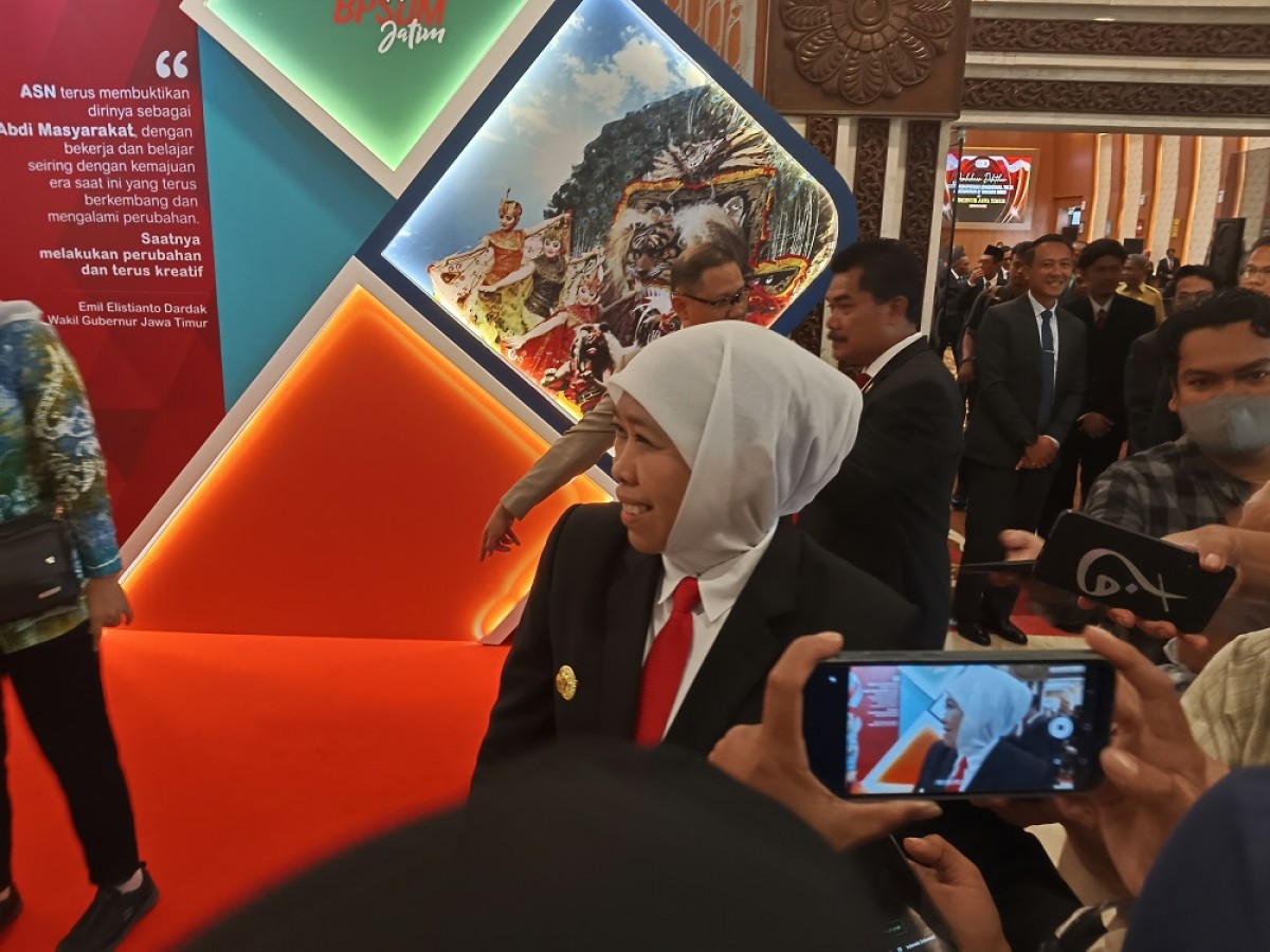 Khofifah bersama Prabowo usai dinner bareng. (Foto: Niam Kurniawan/jatimnow.com)