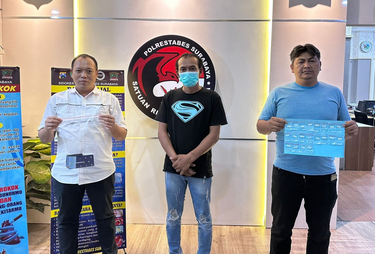 Tukang servis AC ditangkap karena edarkan sabu (Foto: Satresnarkoba Polrestabes Surabaya)