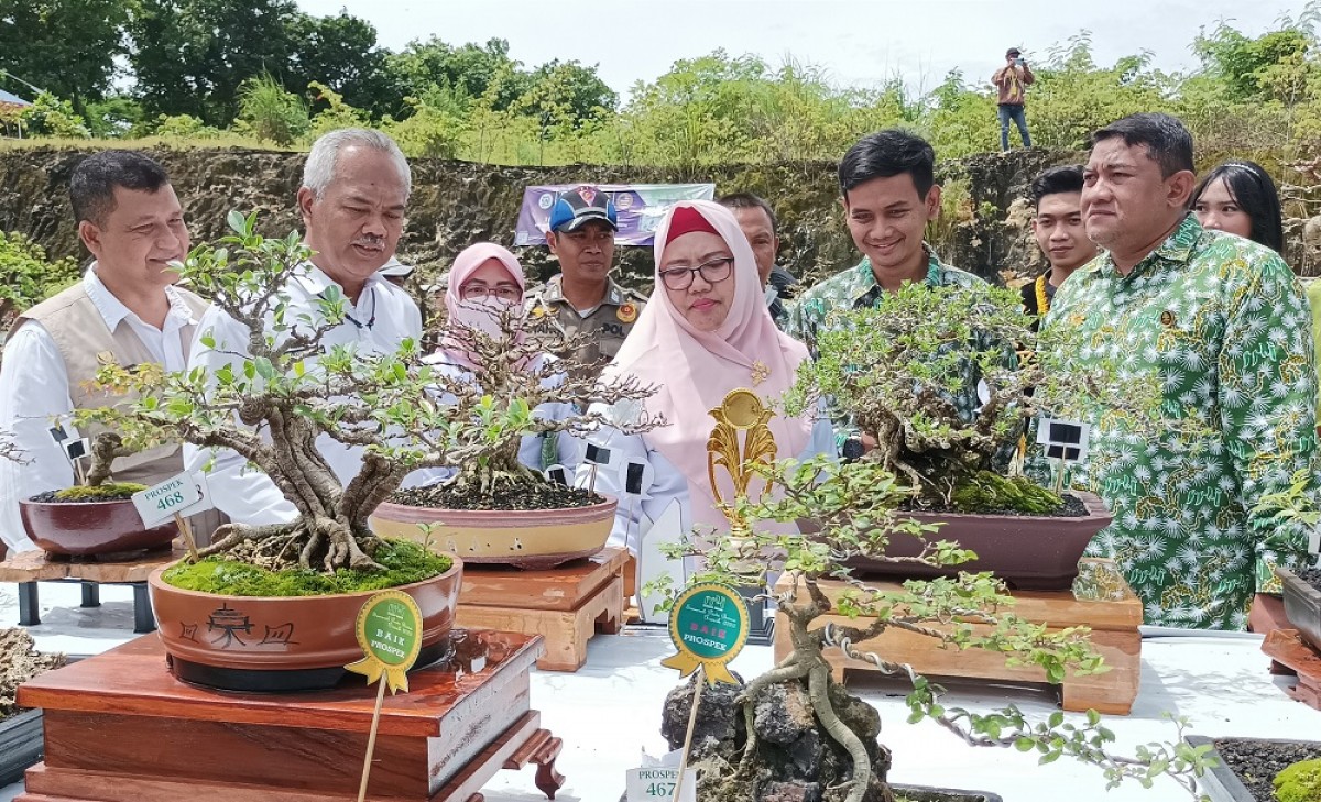 Wabup Gresik saat meninjau acara semarak Pesta Bonsai (Foto: Sahlul Fahmi/jatimnow.com)