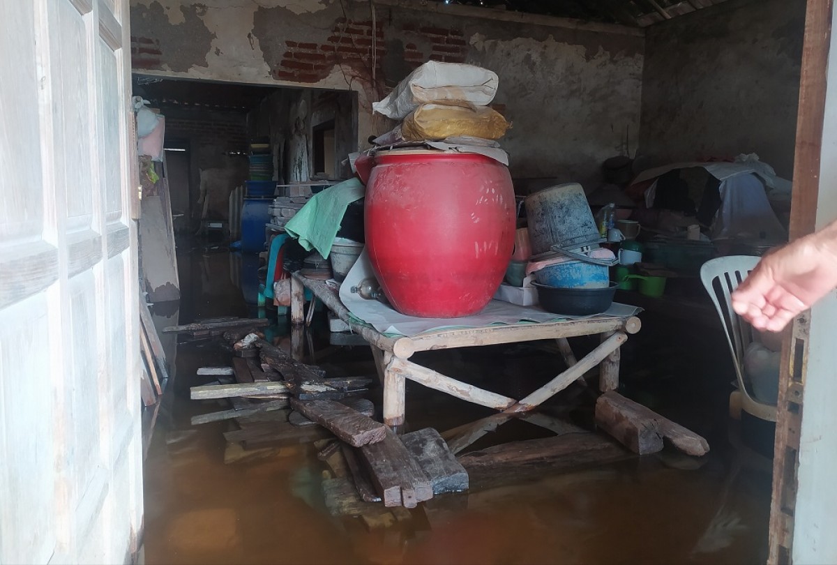 Kondisi dalam rumah nenek ODGJ, Sayana di Lamongan. (Foto : Adyad Ammy Iffansah/jatimnow.com)