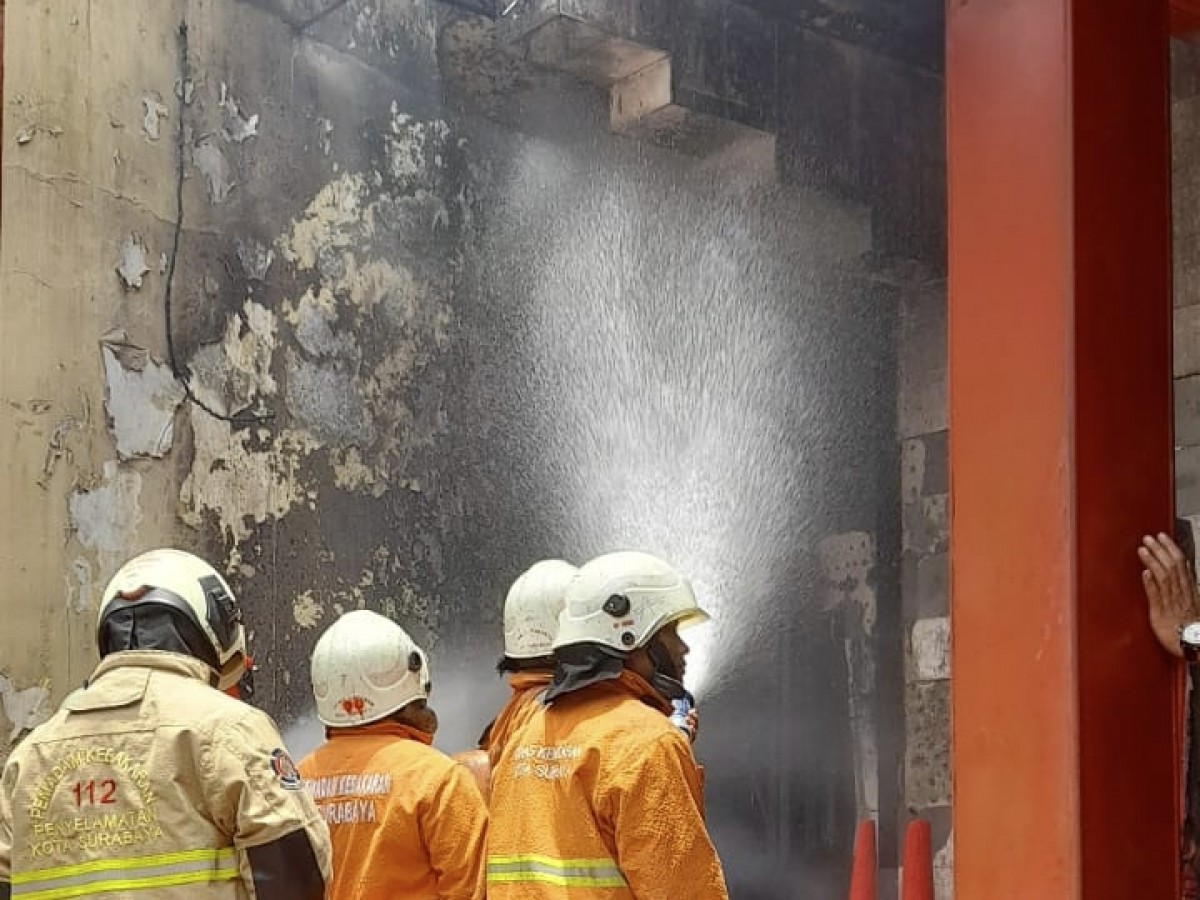 Petugas saat memadamkan kobaran api di Klenteng Hong Tiek Hian Surabaya. (Foto: BPBD Surabaya)