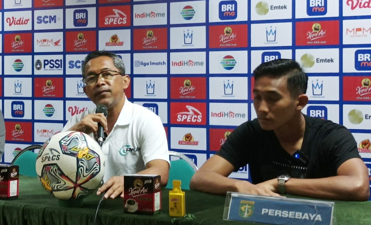 Pelatih Persebaya Aji Santoso dan defender Rizky Ridho (Foto: Sahlul Fahmi/jatimnow.com)
