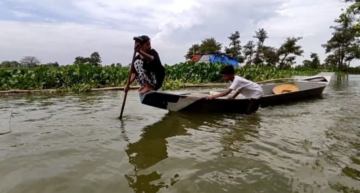 Desa Terisolir Banjir Lamongan: Sekolah Libur, Aktivitas Warga Gunakan Perahu