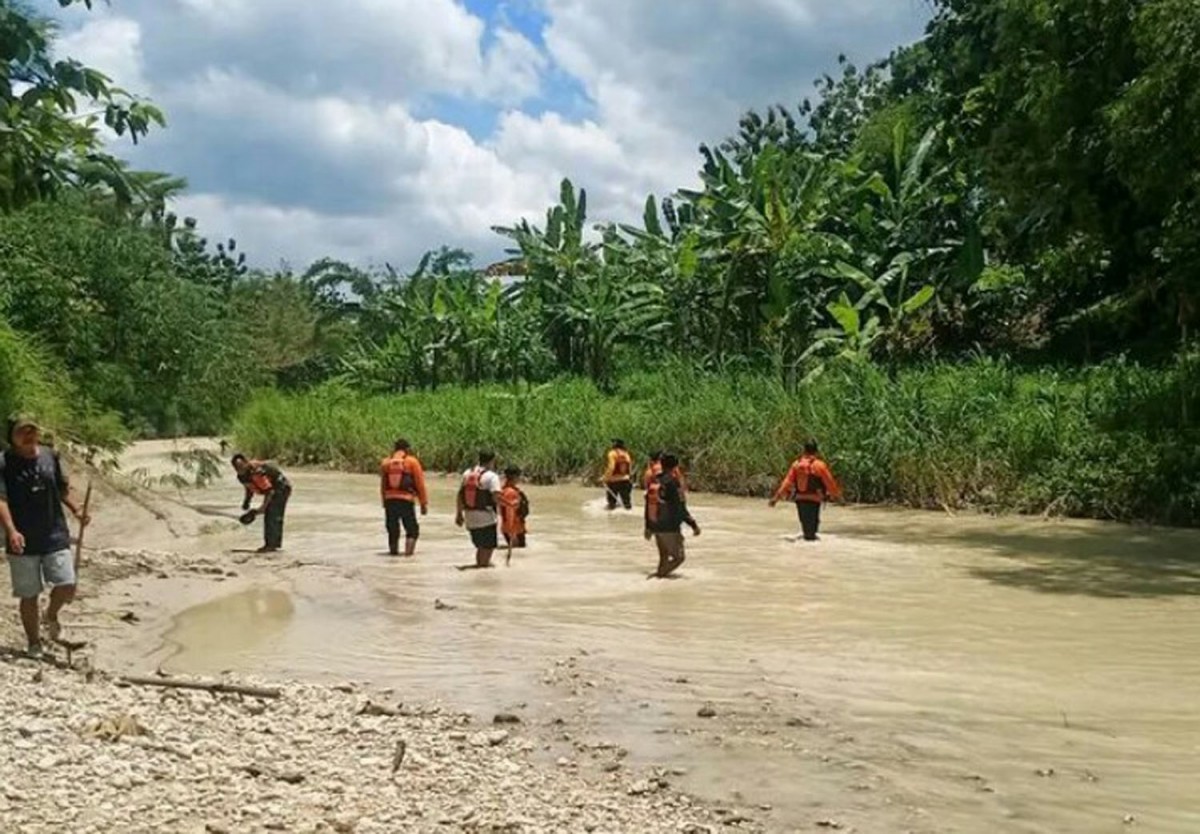 Proses pencarian seorang kakek oleh BPBD Bojonegoro dan warga (Foto: BPBD Bojonegoro for jatimnow.com)