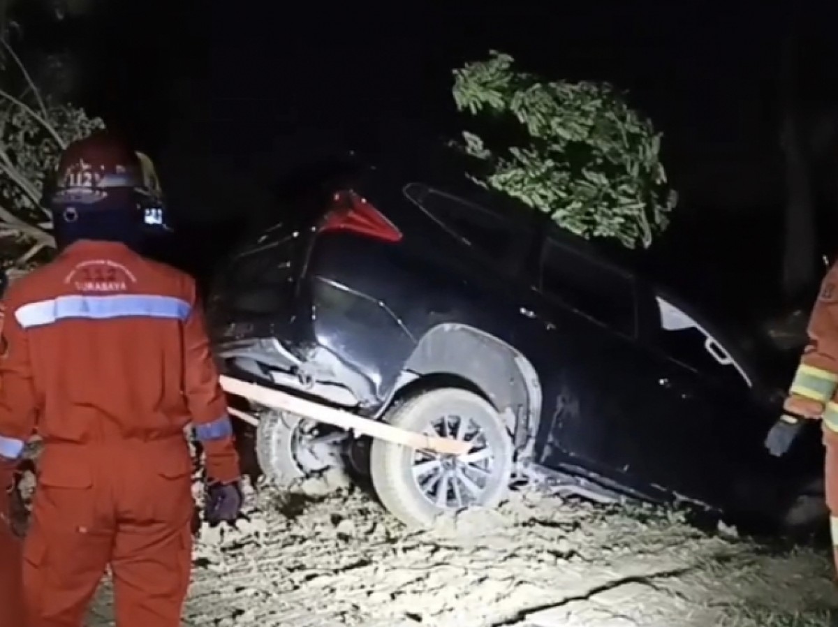 Evakuasi mobil Pajero yang tercebur sungai. (Foto: BPBD Surabaya for jatimnow.com)