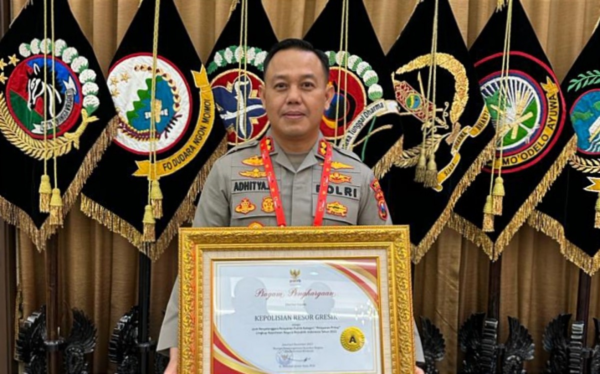 Kapolres Gresik, AKBP Adhitya Panji Anom memegang piagam penghargaan pelayanan publik daru Kementerian ANRB (Foto: Humas Polres Gresik)