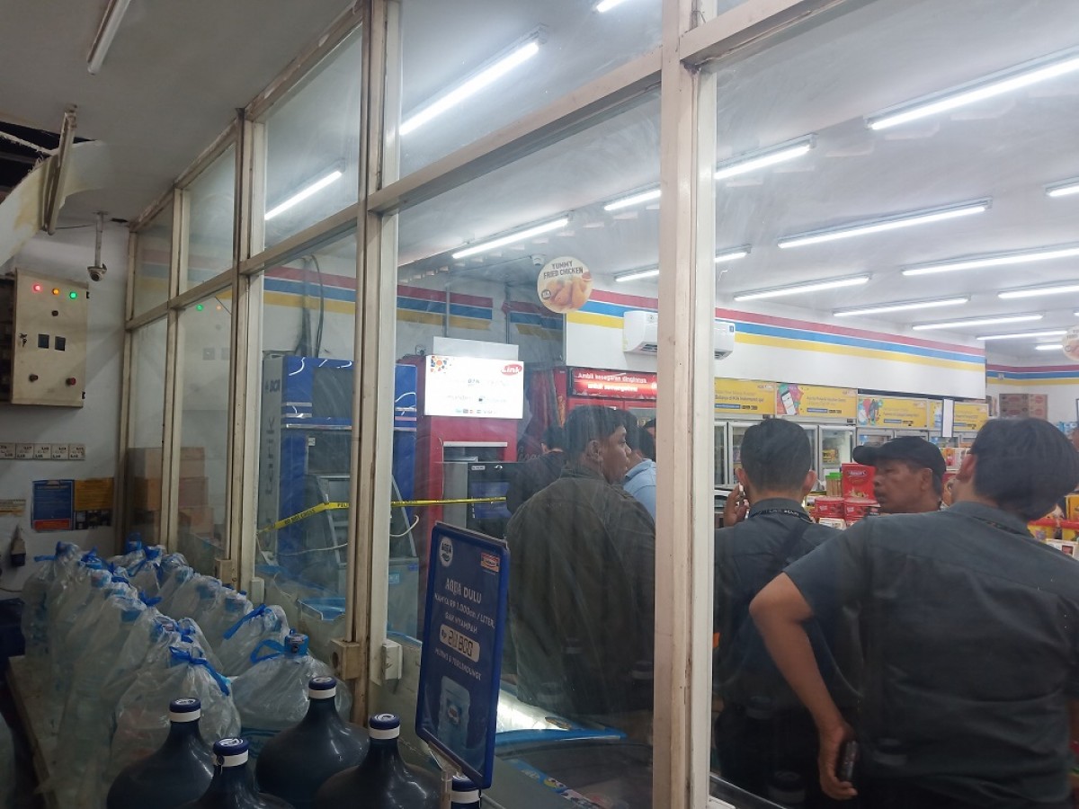 polisi melakukan olah TKP. (Foto: Zainul Fajar/jatimnow.com)